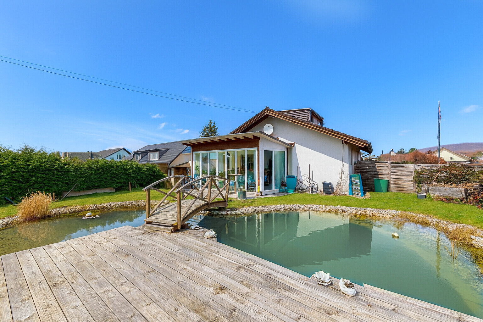 façade avec day time, property visible, clôture, toit mansardé, et terrasse