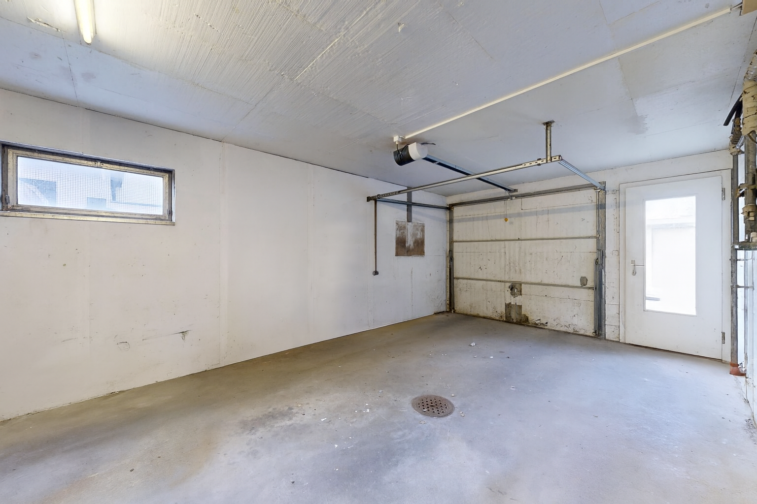 parking avec inside property