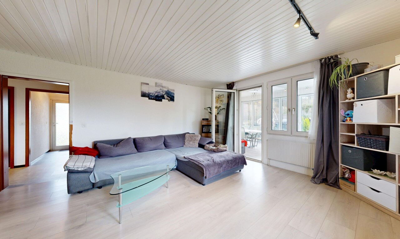 salon avec track lighting, éclairage sur rail, inside property, radiateur, et natural light
