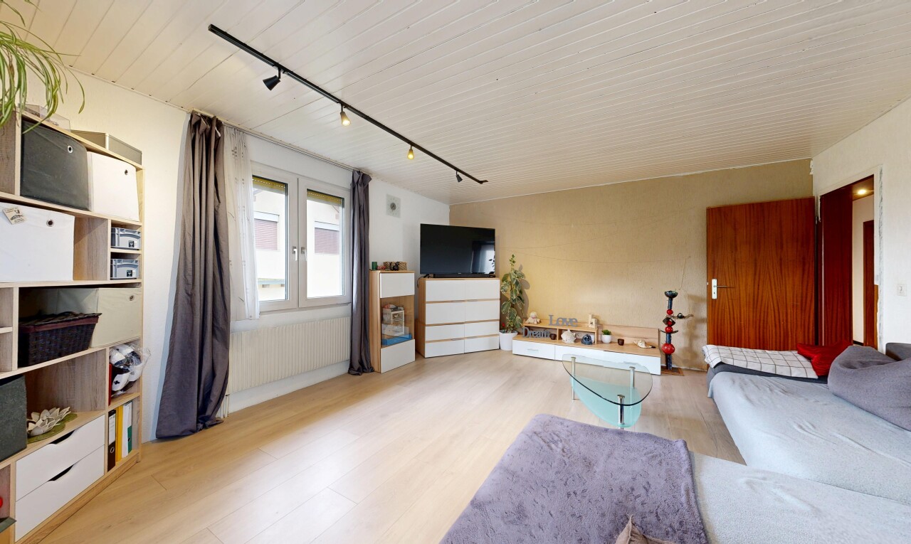 salon avec track lighting, éclairage sur rail, inside property, natural light, et lumière naturelle