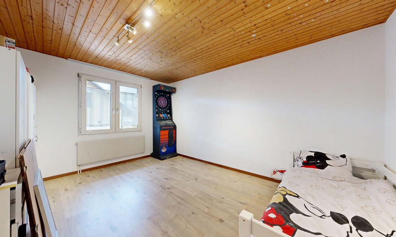 chambre avec wood ceiling, plafond en bois, natural light, lumière naturelle, et radiateur