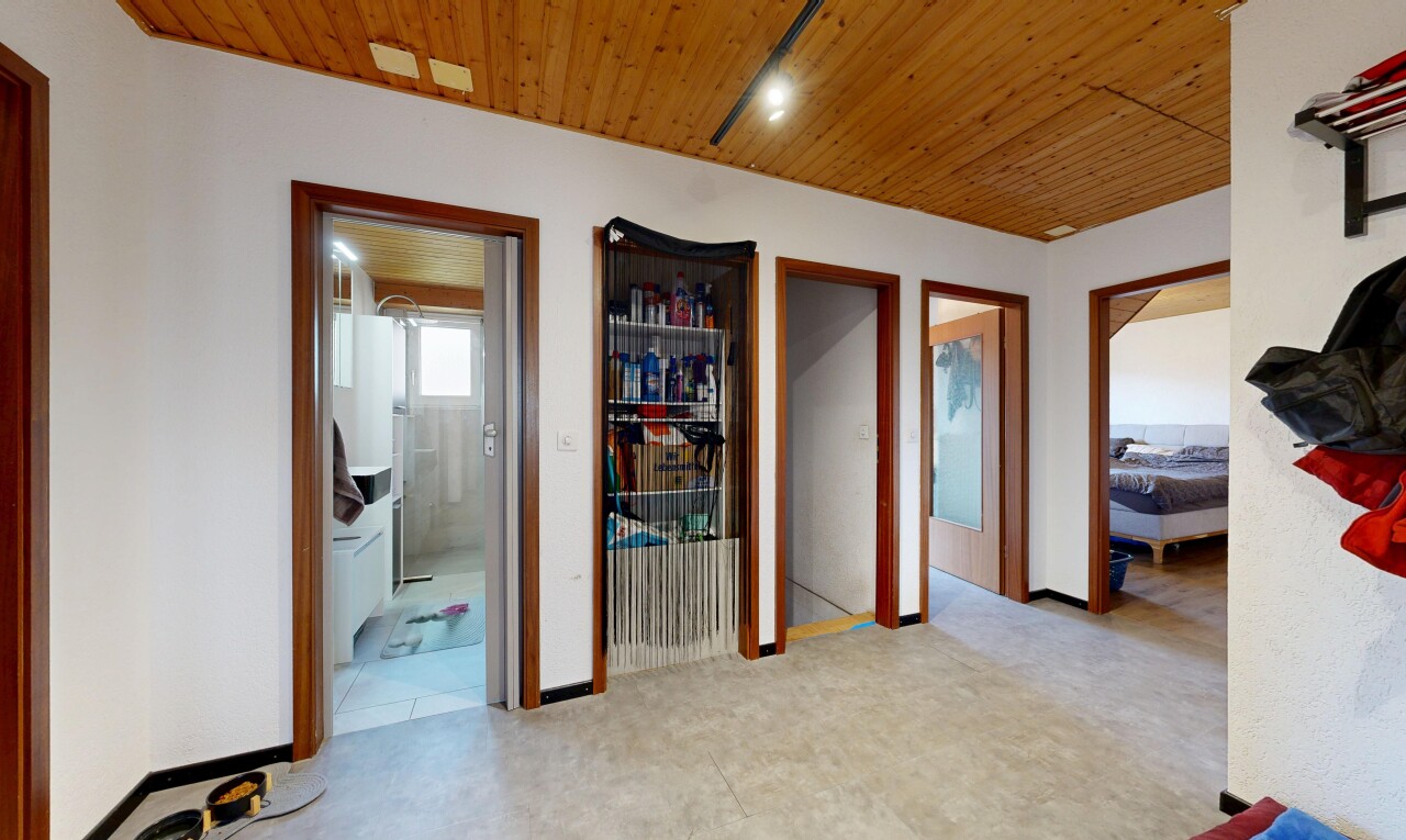 couloir avec wood ceiling, plafond en bois, inside property, drywall, et cloison sèche