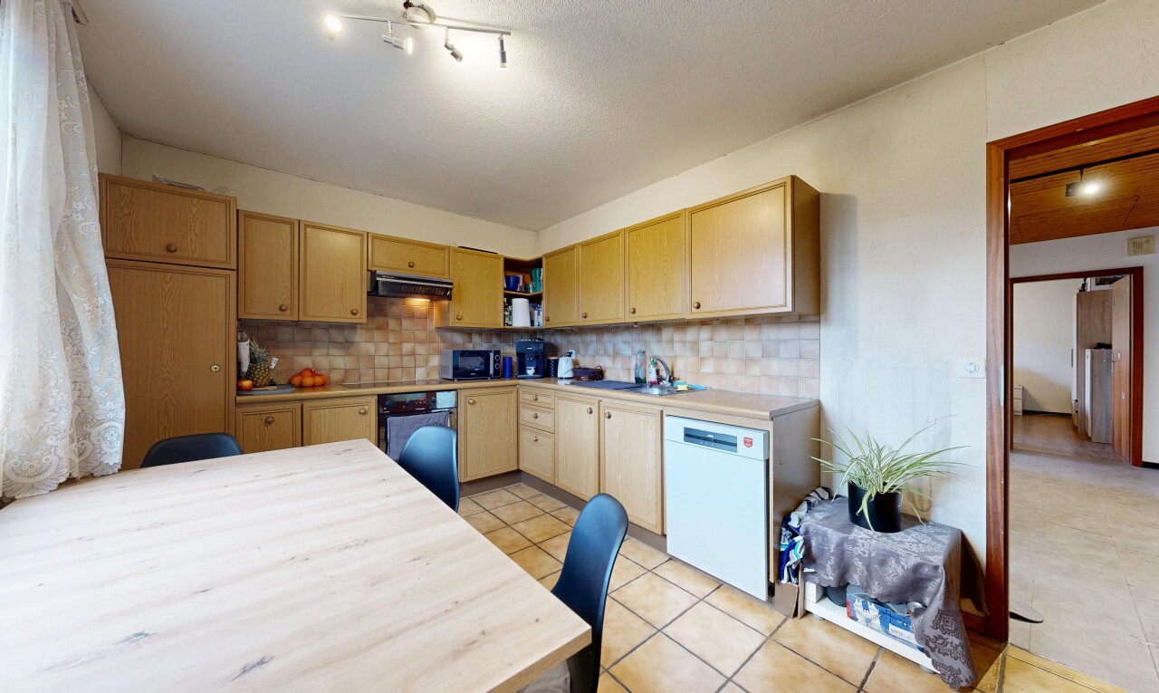 cuisine avec armoires marron clair, plans de travail, lave-vaisselle, inside property, et tile floor