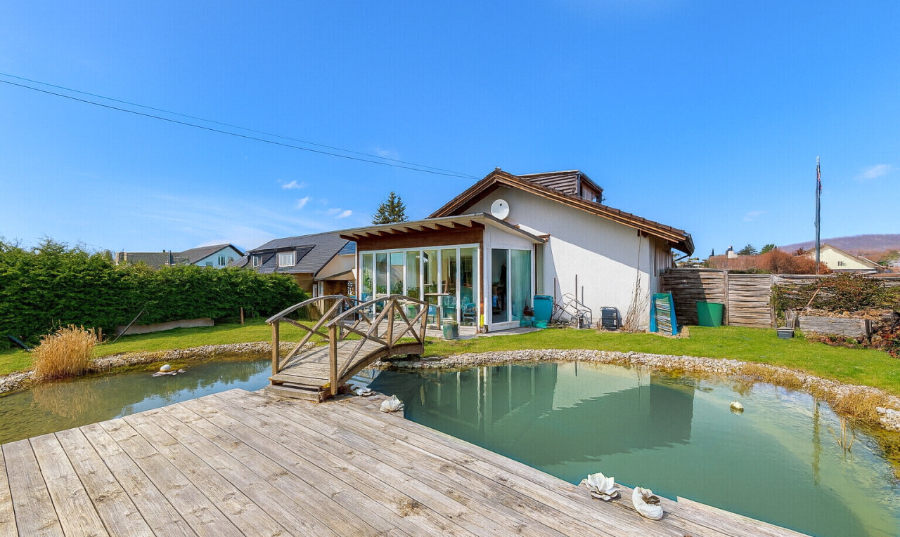 façade avec day time, property visible, clôture, toit mansardé, et terrasse