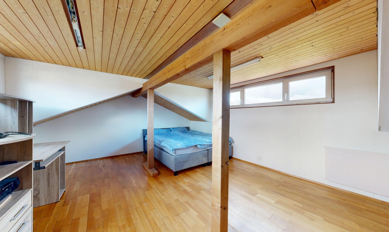 chambre avec wood ceiling, plafond en bois, wood finish floor, sol en finition bois, et natural light