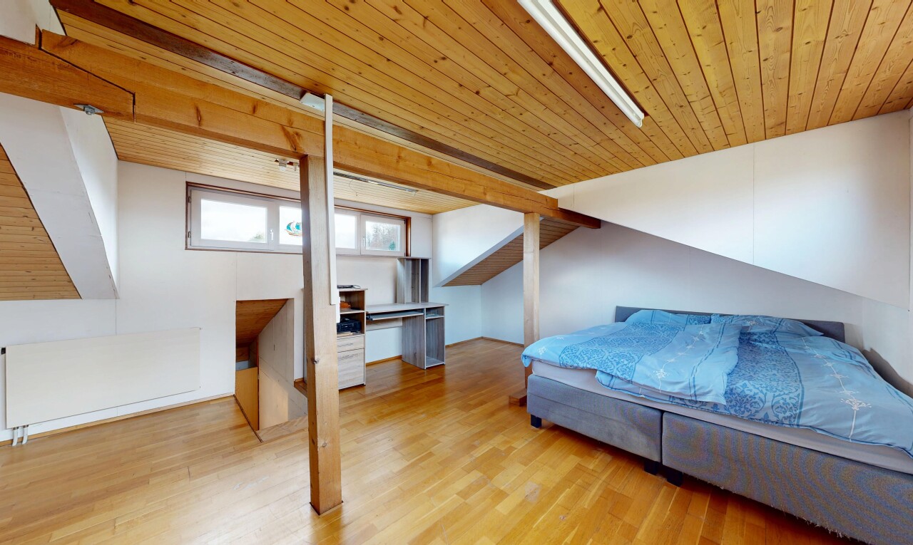 chambre avec lumière naturelle, natural light, sol en finition bois, wood finish floor, et plafond en bois