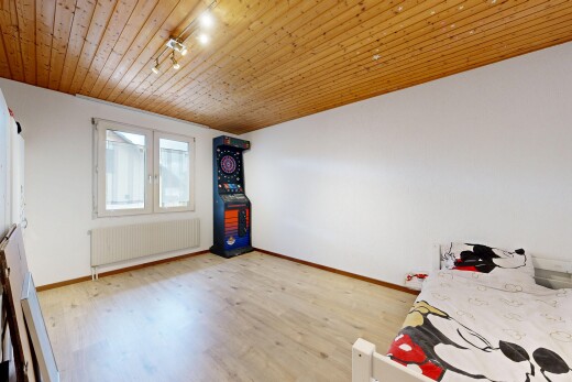 chambre avec wood ceiling, plafond en bois, natural light, lumière naturelle, et radiateur