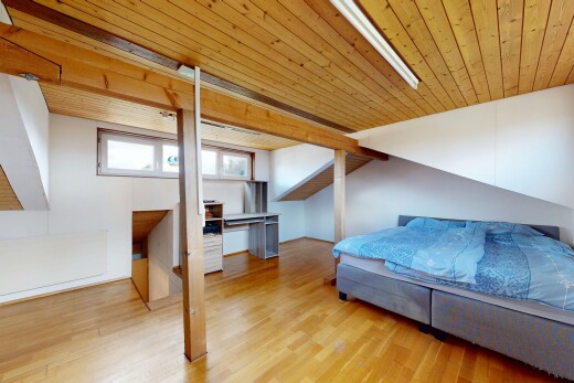 chambre avec lumière naturelle, natural light, sol en finition bois, wood finish floor, et plafond en bois