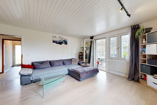 salon avec track lighting, éclairage sur rail, inside property, radiateur, et natural light