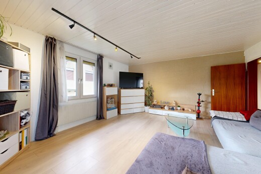 salon avec track lighting, éclairage sur rail, inside property, natural light, et lumière naturelle