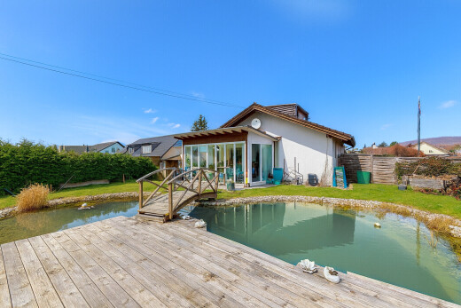 façade avec day time, property visible, clôture, toit mansardé, et terrasse