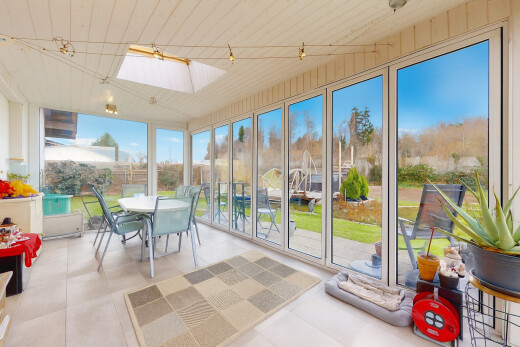 salle à manger avec véranda, day time, puits de lumière, natural light, et lumière naturelle