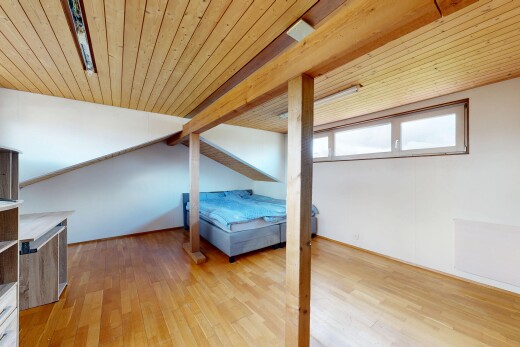 chambre avec wood ceiling, plafond en bois, wood finish floor, sol en finition bois, et natural light