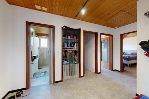 couloir avec wood ceiling, plafond en bois, inside property, drywall, et cloison sèche