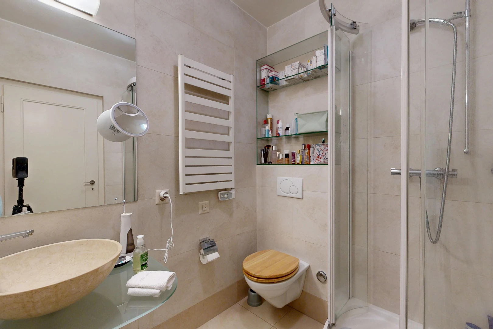 salle de bains avec radiateur, douche, salle de bain complète, évier, et chauffe-serviettes