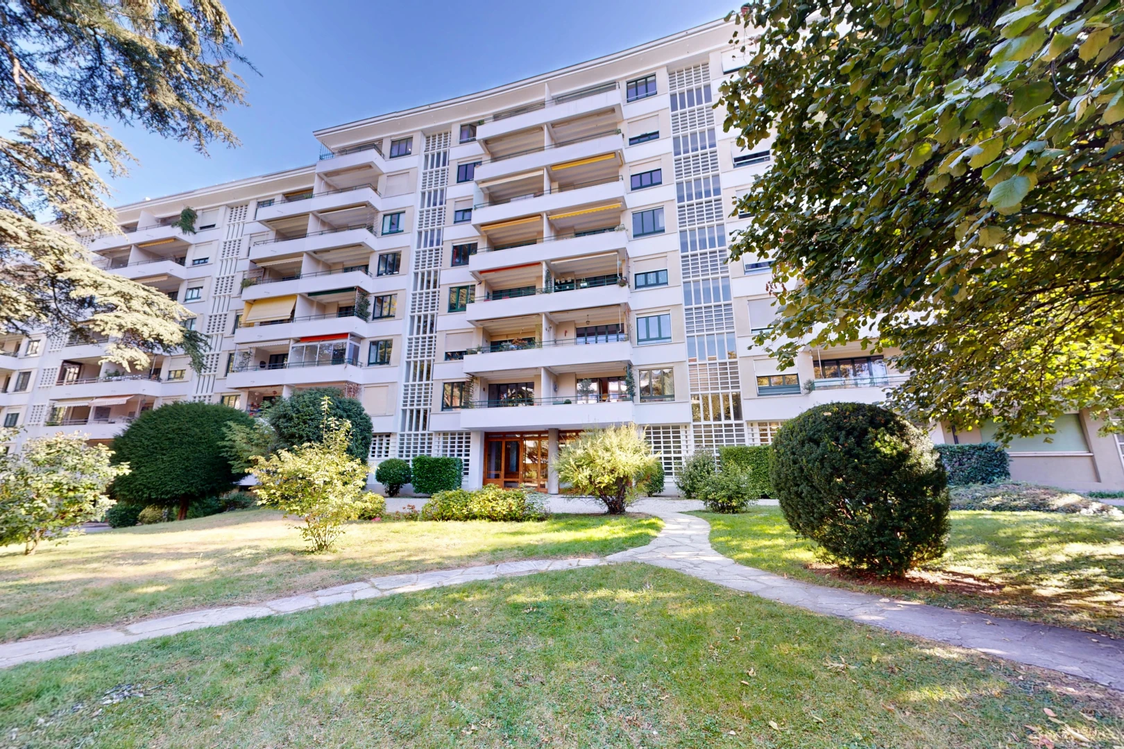 extérieur du bâtiment avec apartment complex view, vue sur le complexe d'appartements, from community, et day time