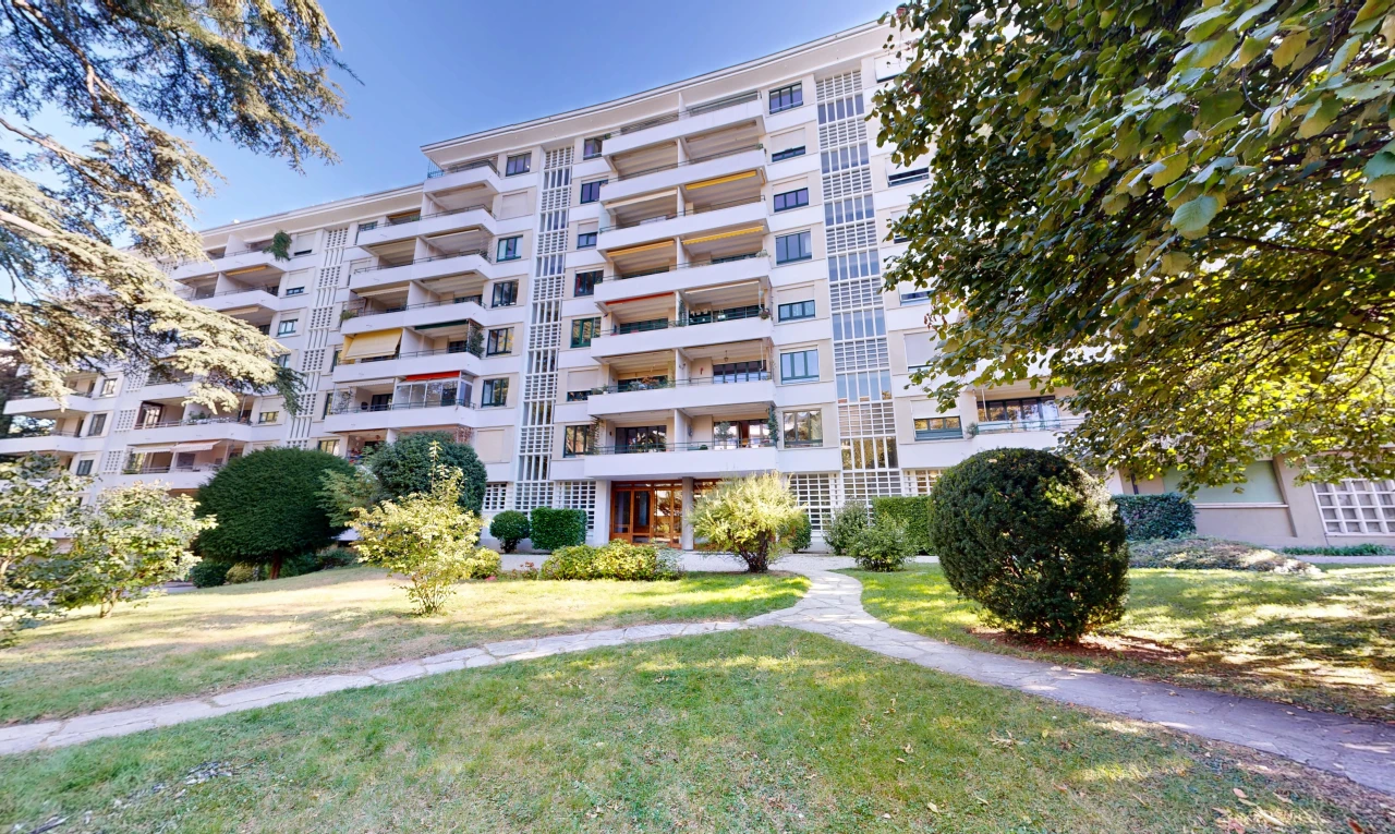 extérieur du bâtiment avec apartment complex view, vue sur le complexe d'appartements, from community, et day time
