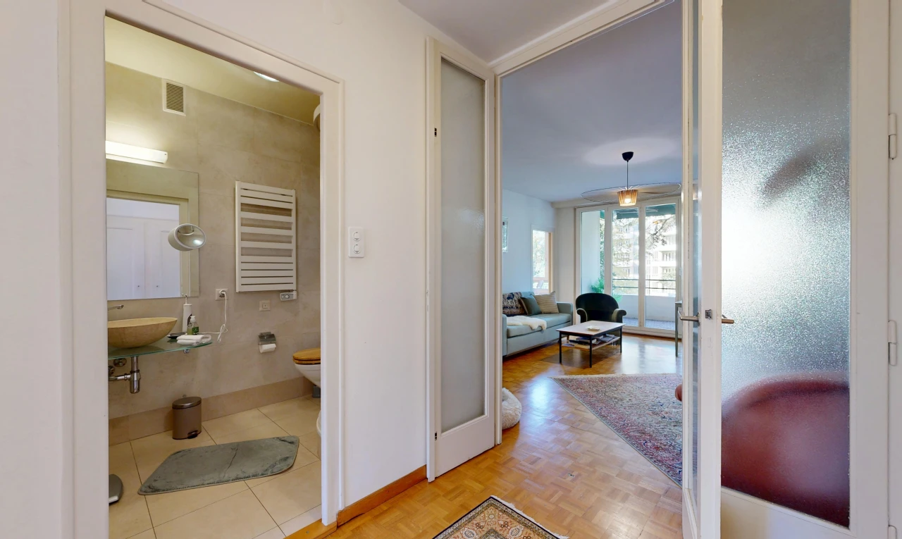 salle de bains avec miroir, radiateur, sol en finition bois, wood finish floor, et toilette