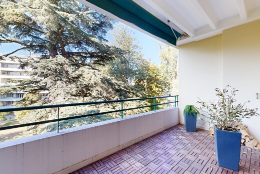 balkon mit view focus und from property