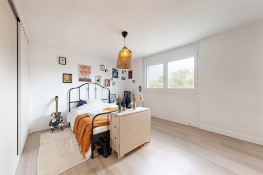 zimmer / schlafzimmer mit drywall, gipskartonwand, wood finish floor, holzfußboden, und natural light