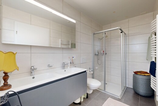 salle de bains avec mur en carrelage, tile wall, douche, inside property, et salle de bain complète