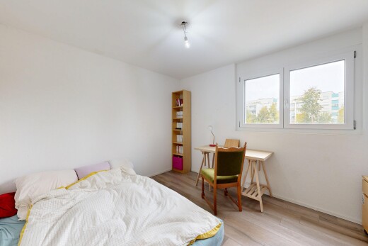 zimmer / schlafzimmer mit natural light, natürliches licht, inside property, wood finish floor, und holzfußboden