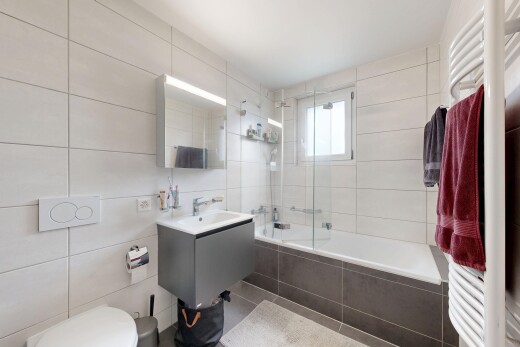 salle de bains avec mur en carrelage, tile wall, douche-bain combinés, salle de bain complète, et miroir