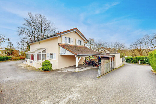 façade avec day time, property visible, bardage en stuc, véranda, et allée