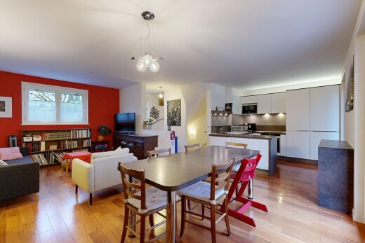 salon / salle à manger avec sol en finition bois, wood finish floor, inside property, lumière naturelle, et natural light