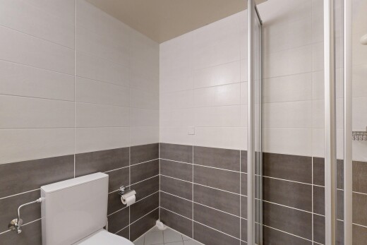 salle de bains avec inside property, salle de bain complète, toilette, mur en carrelage, et tile wall