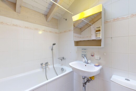 salle de bains avec salle de bain complète, miroir, bain, mur en carrelage, et tile wall