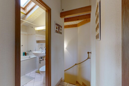 salle de bains avec puits de lumière, inside property, miroir, salle de bain complète, et sol en carrelage