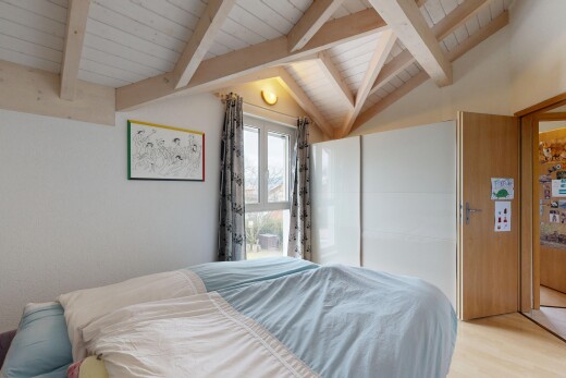 chambre avec lumière naturelle, natural light, inside property, sol en finition bois, et wood finish floor