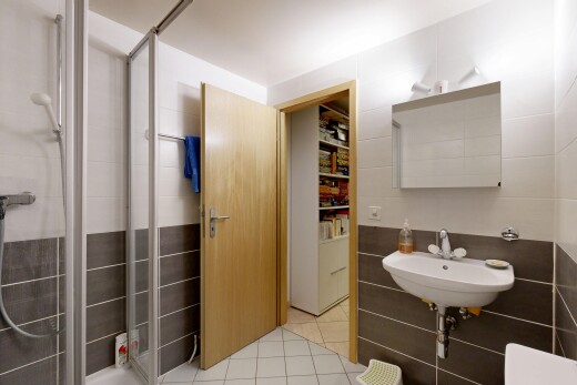 salle de bains avec salle de bain complète, douche, mur en carrelage, tile wall, et miroir