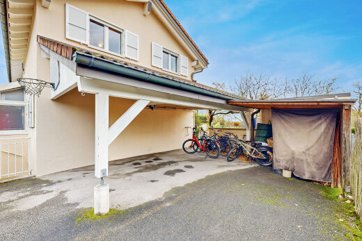 terrasse avec property visible et day time