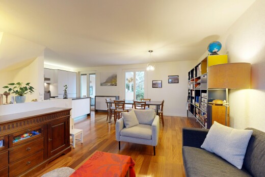salon / salle à manger avec lumière naturelle, natural light, sol en finition bois, wood finish floor, et inside property