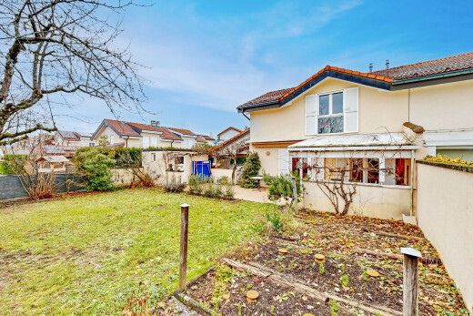 façade avec clôture, pelouse, bardage en stuc, day time, et from property