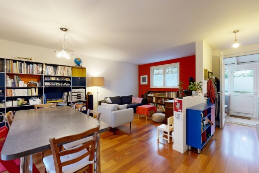 salon / salle à manger avec cloison sèche, drywall, inside property, sol en finition bois, et wood finish floor