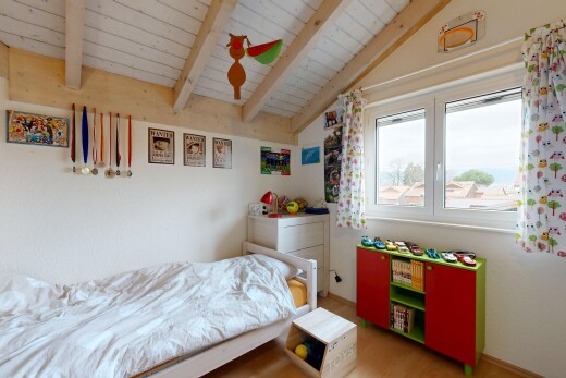 chambre avec inside property, lumière naturelle, natural light, plafond en bois, et wood ceiling