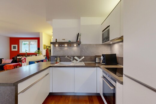 cuisine avec réfrigérateur, inside property, four, armoires blanches, et dosseret