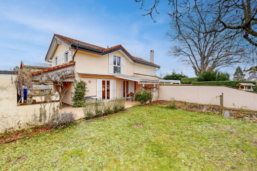 façade avec pelouse, clôture, from property, day time, et bardage en stuc