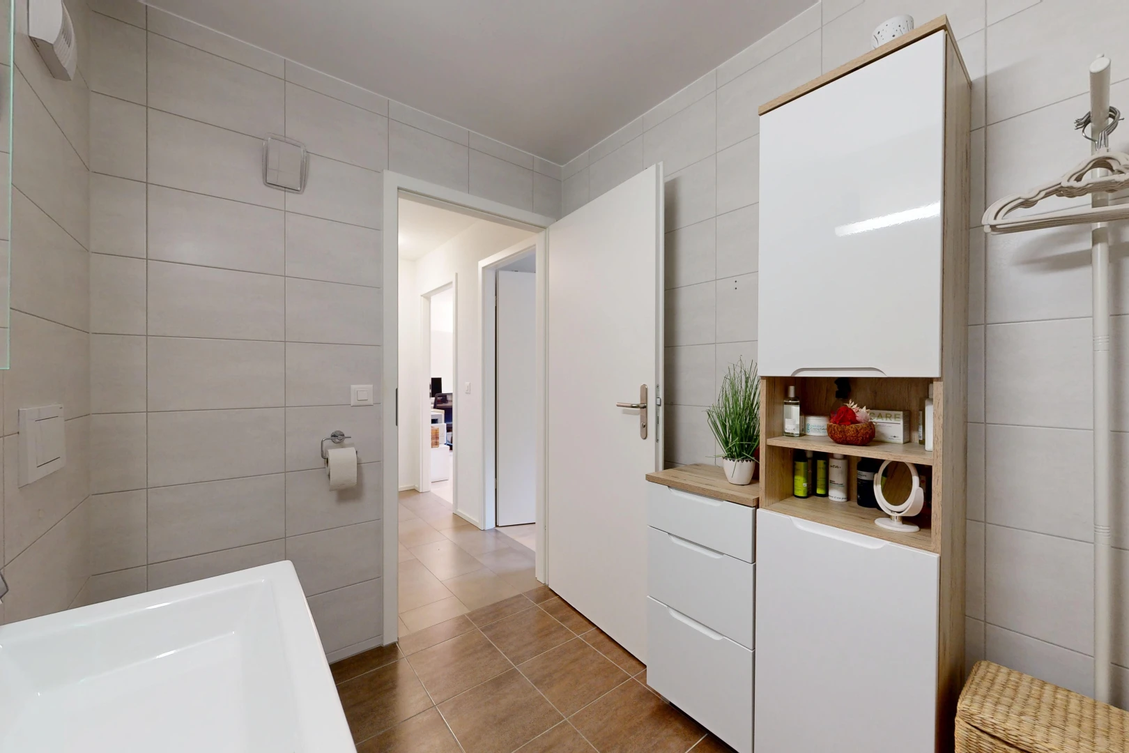 salle de bains avec tile wall, mur en carrelage, inside property, tile floor, et sol en carrelage