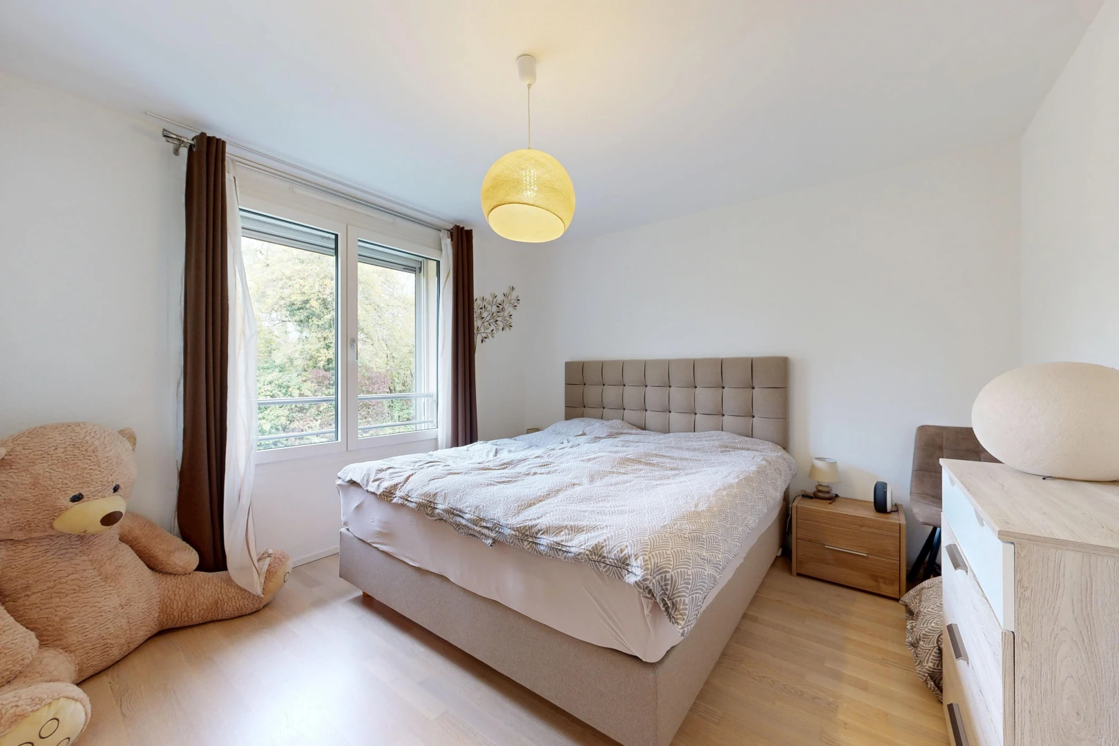chambre avec éclairage suspendu, cloison sèche, drywall, sol en finition bois, et wood finish floor