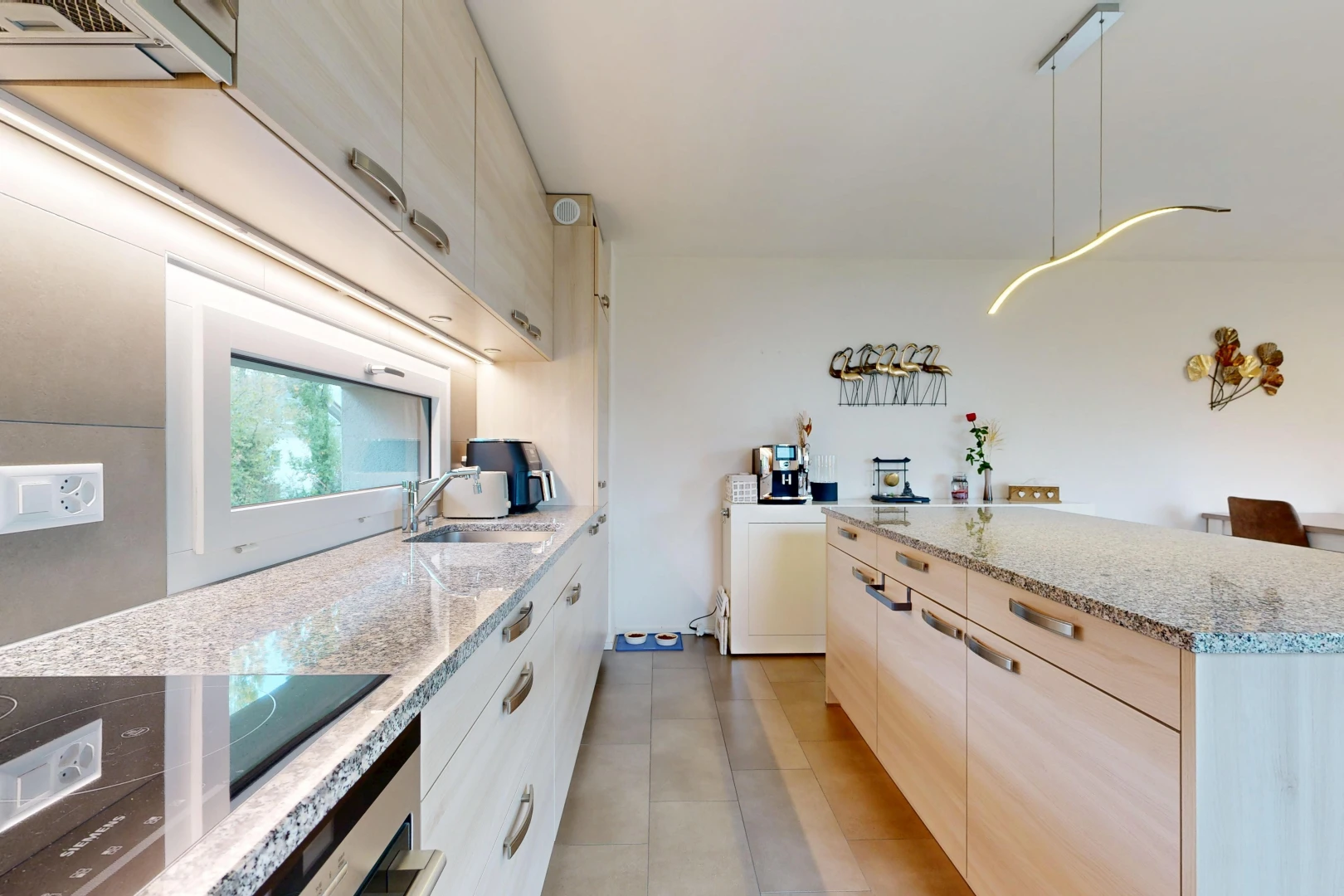 cuisine avec stone countertops, plans de travail en pierre, plaque de cuisson, light countertops, et light floor