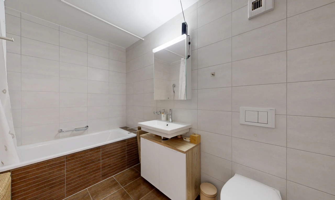 salle de bains avec tile wall, mur en carrelage, salle de bain complète, évier, et miroir