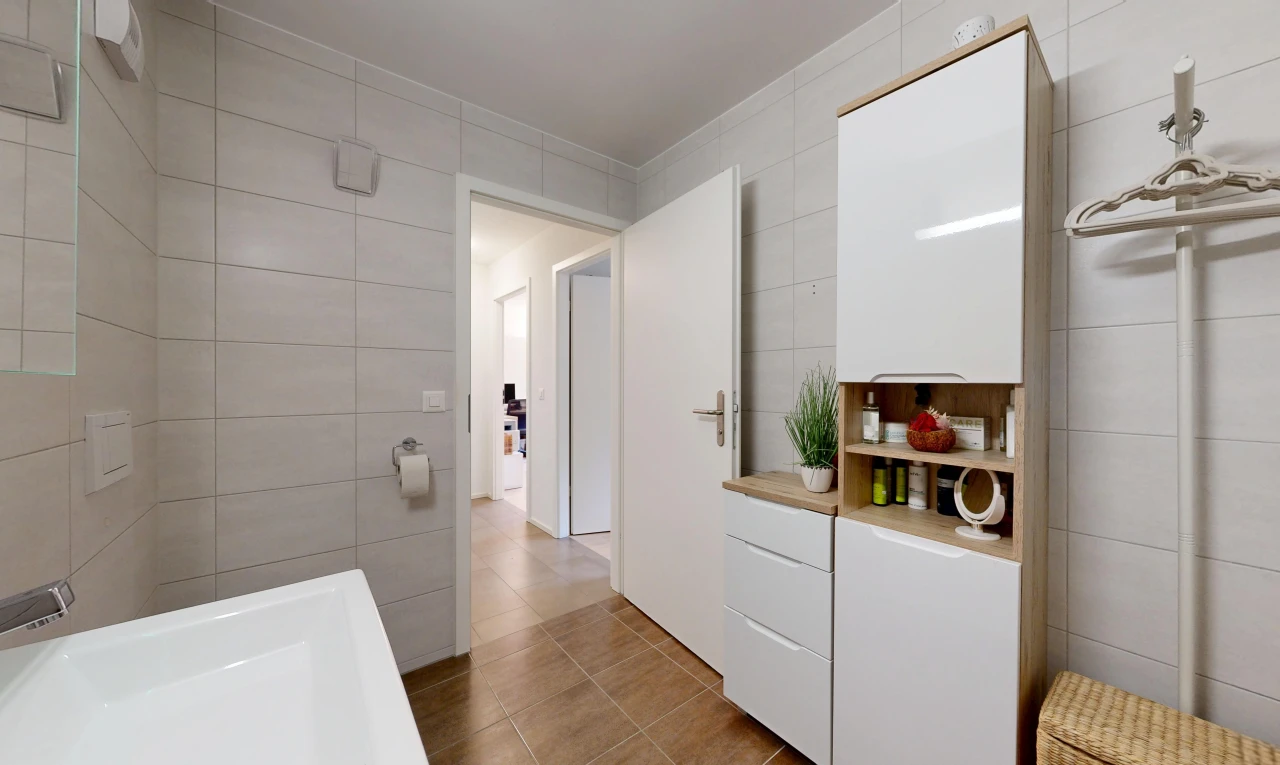 salle de bains avec tile wall, mur en carrelage, inside property, tile floor, et sol en carrelage