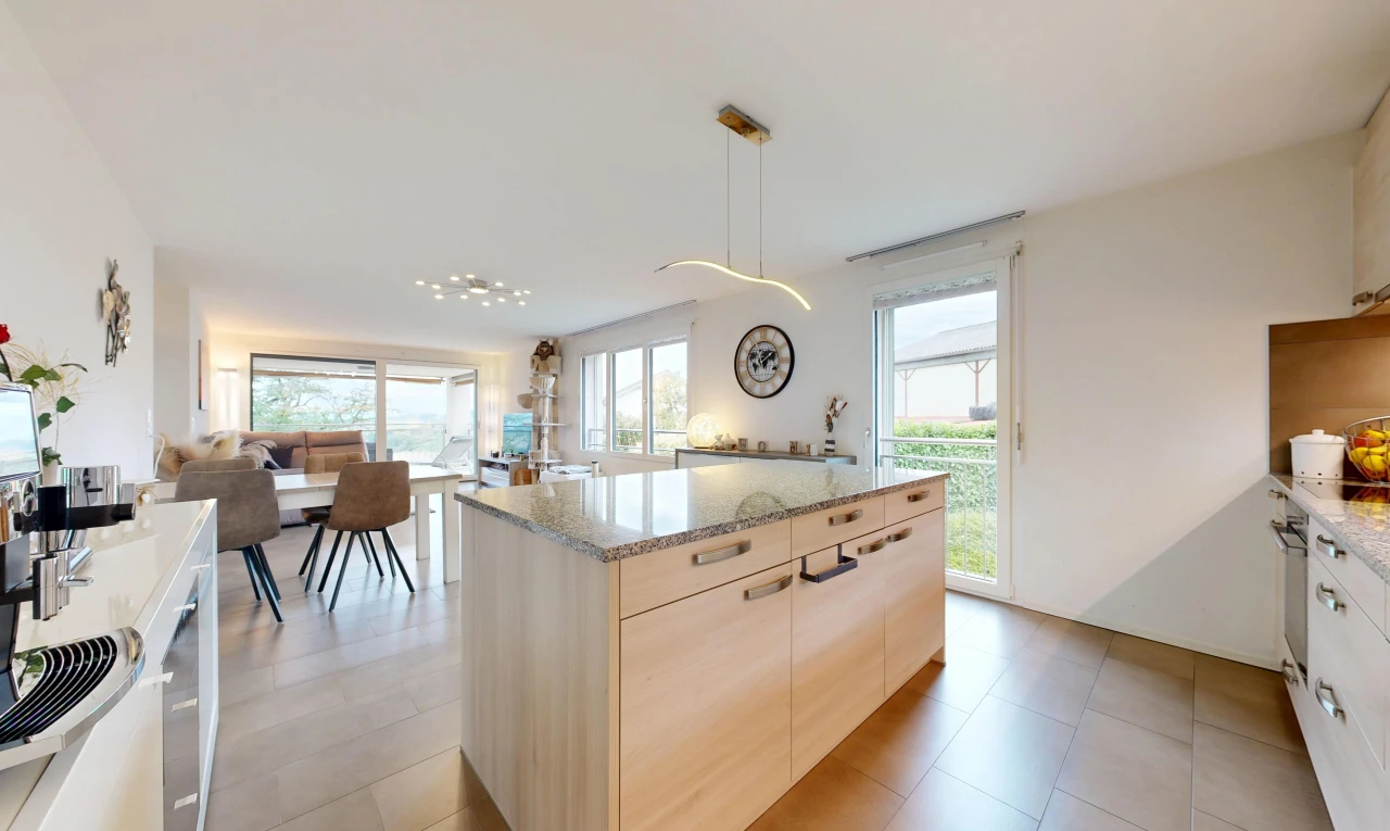 cuisine avec accès à l'extérieur, light floor, îlot de cuisine, kitchen island, et light countertops