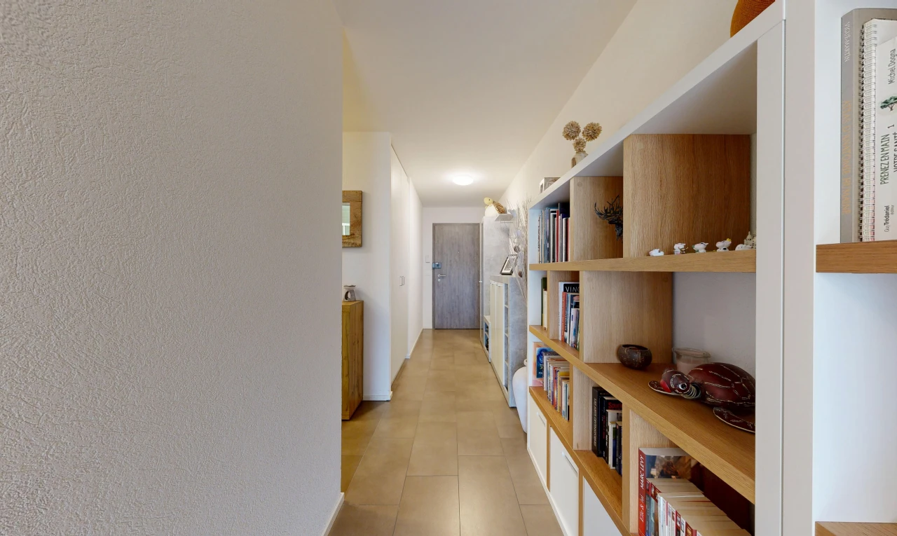 couloir avec light floor, inside property, tile floor, et sol en carrelage