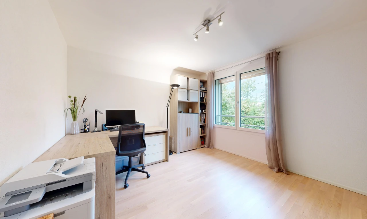bureau avec éclairage sur rail, drywall, cloison sèche, télévision, et wood finish floor