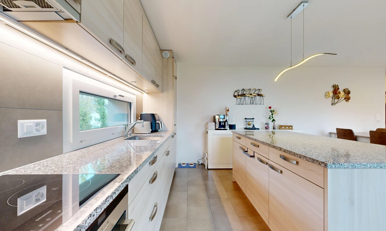 cuisine avec stone countertops, plans de travail en pierre, plaque de cuisson, light countertops, et light floor